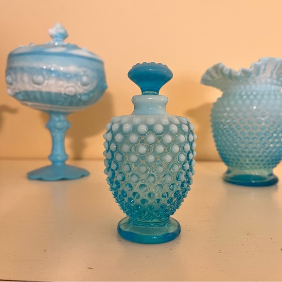 Vintage Hobnail Blue Fenton perfume bottle - Picture 4 of 6